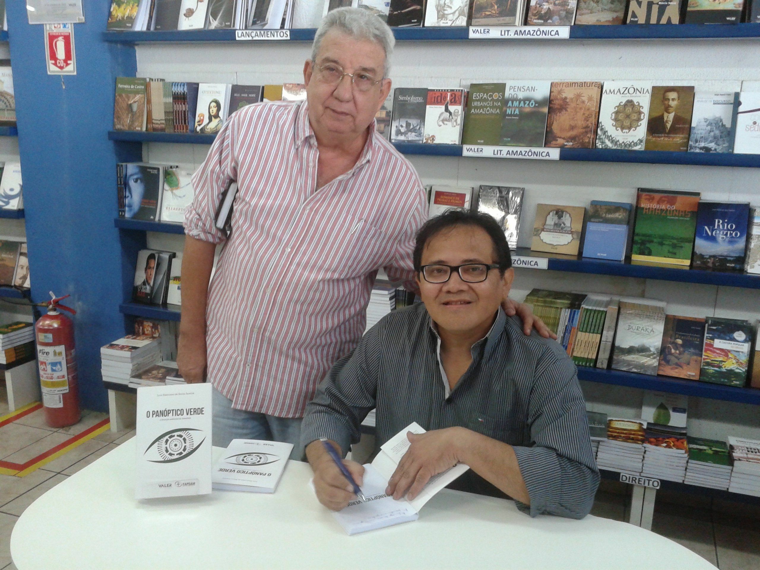 O sociólogo Renan Freitas e o autor, em manhã de autógrafos